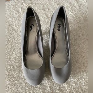 Grey woman’s size 8W heels